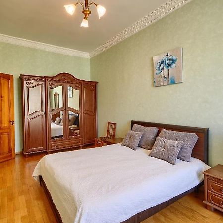 Apartment Near Lva Tolstoho Square Kyiv Exterior photo