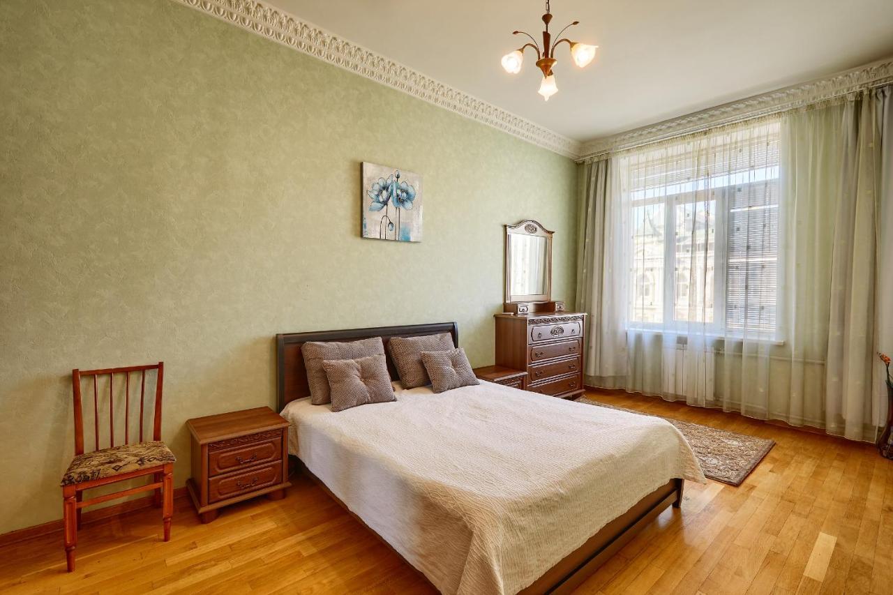 Apartment Near Lva Tolstoho Square Kyiv Exterior photo